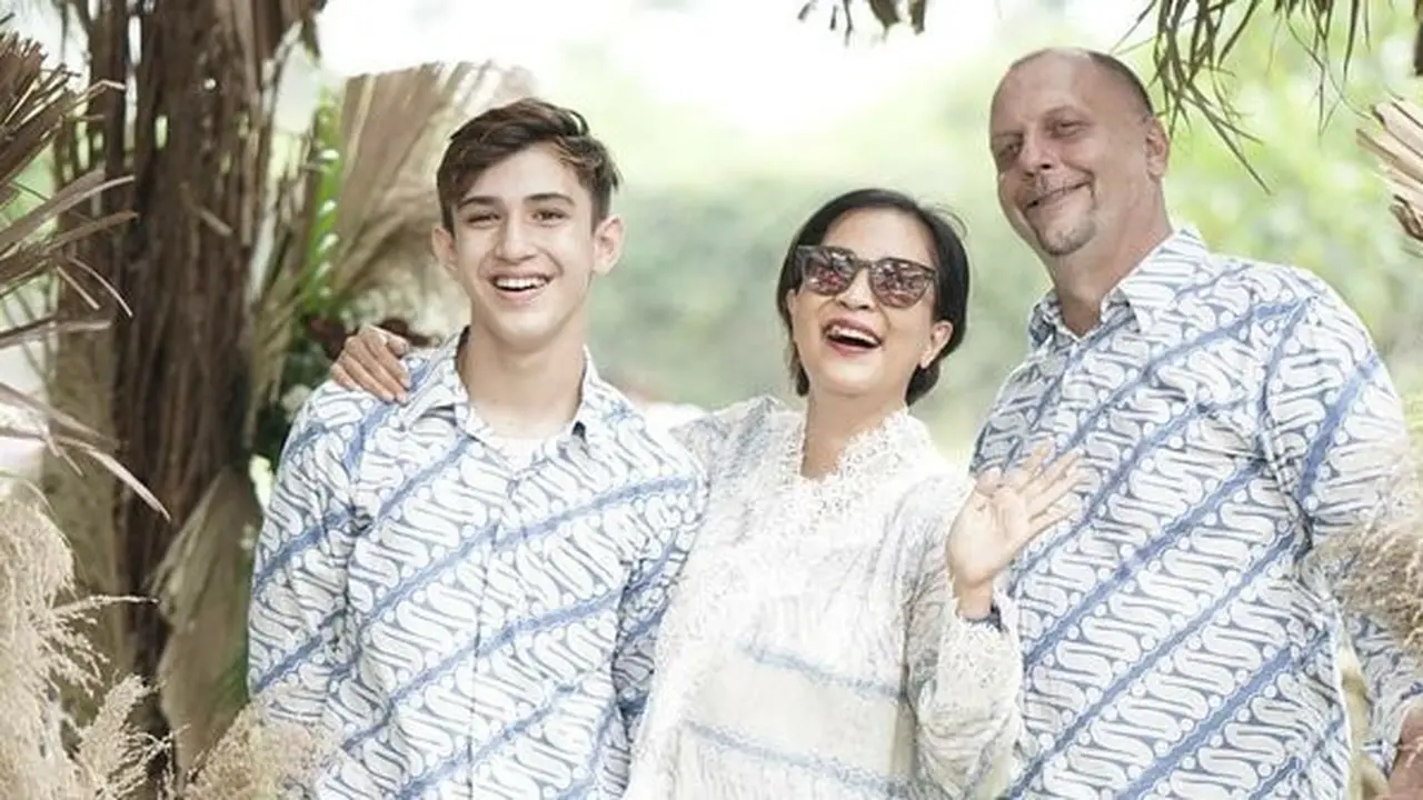 Oppie Andaresta dan keluarga