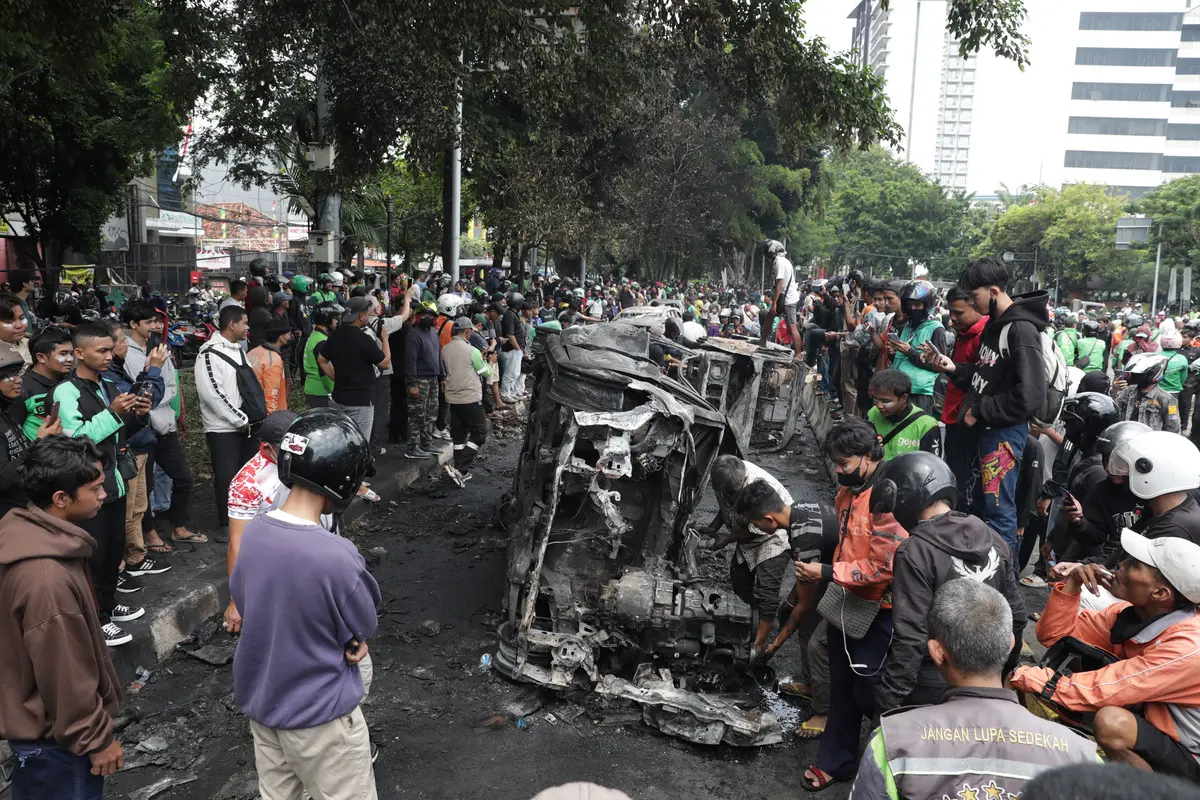 Warga Kerumuni Sisa Mobil yang Dibakar Massa di Depan Mako Brimob di Kwitang Pasar Senen