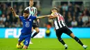 Pemain Newcastle United Bruno Guimaraes (kanan) berebut bola dengan pemain Chelsea Jorginho pada pertandingan Liga Inggris di St. James' Park, Newcastle, Inggris, 12 November 2022. Newcastle United mengalahkan Chelsea dengan skor 1-0. (Owen Humphreys/PA via AP)