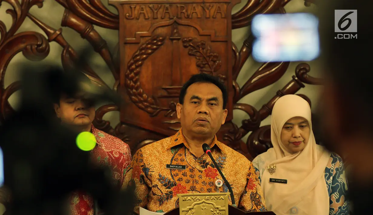 Pelaksana harian (Plh) Gubernur DKI Jakarta, Saefullah mengumumkan penetapan UMP DKI 2019 di Balai Kota Jakarta, Kamis (1/11). UMP DKI 2019 ditetapkan Rp 3,94 juta atau naik 8,03 persen dari UMP DKI 2018 sebesar Rp 3.648.035. (Liputan6.com/Johan Tallo)