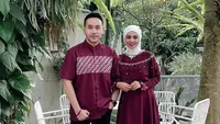 Saat momen lebaran, Jenita Janet bersama sang suami kompak mengenakan busana maroon. Jenita memadukannya dengan kerudung putihnya. (@jenitajanet)