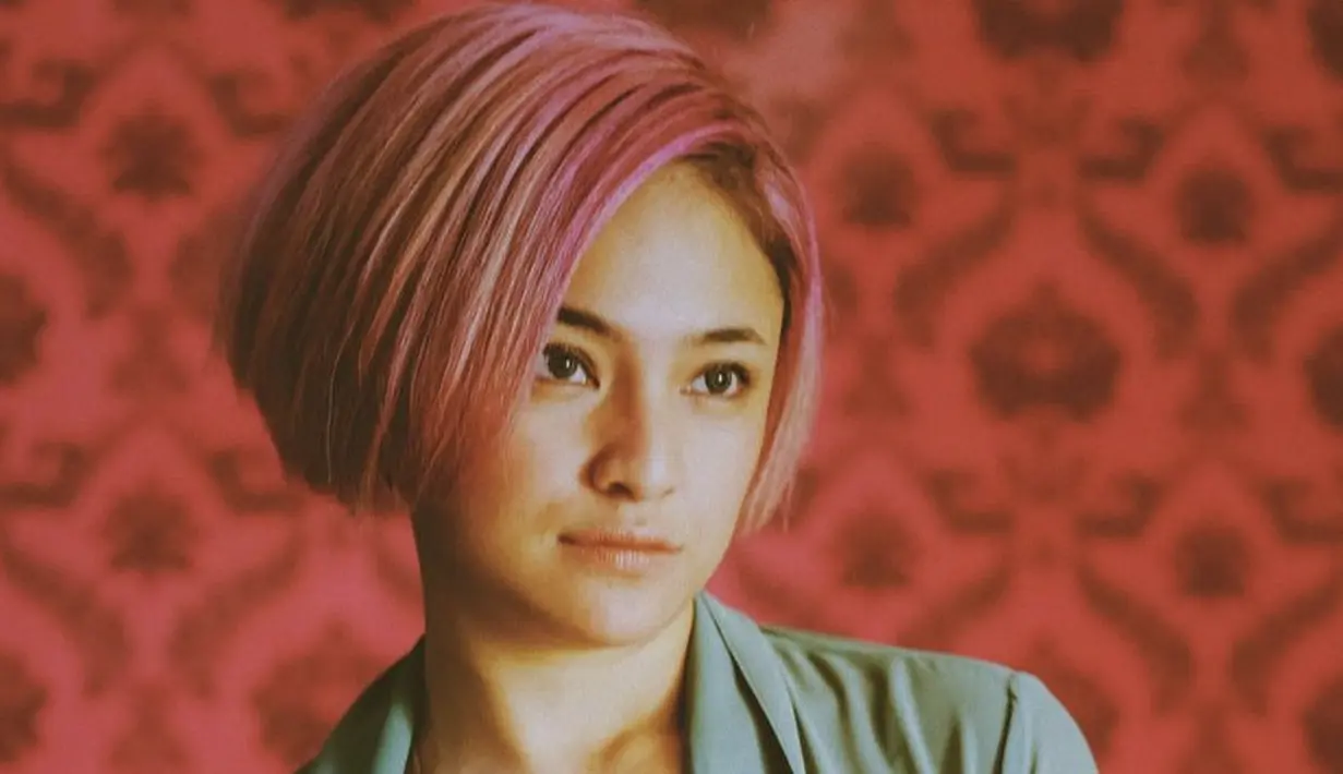 Ibu satu anak ini juga pernah bergaya rambut pendek, yang ia warnai menjadi pink. @marshanda99