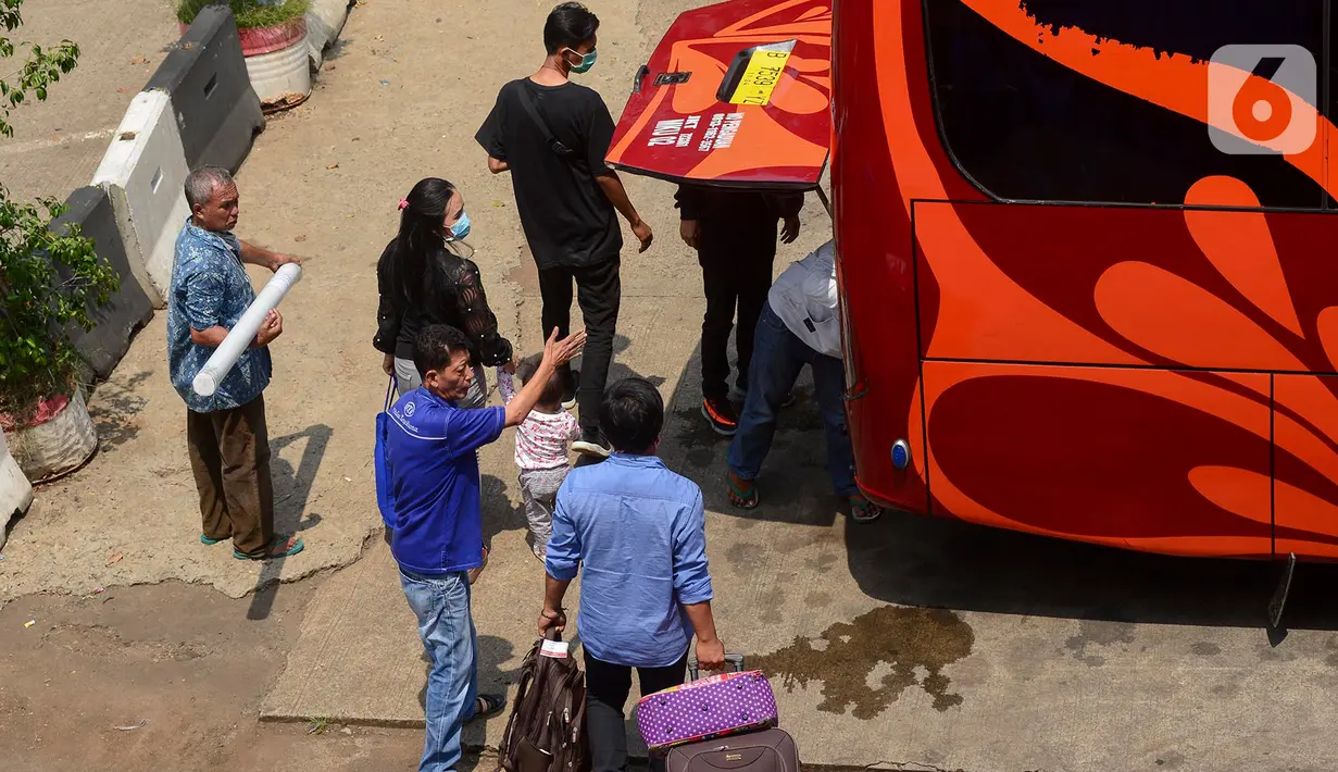 Sejumlah calon pemudik bersiap memasuki bus 	di Terminal Kampung Rambutan, Jakarta, Rabu (22/4/2020). Terminal Kampung Rambutan masih melayani penumpang menjelang pelarangan mudik Lebaran 2020 guna memutus mata rantai penyebaran COVID-19 pada Jumat 24 April mendatang. (merdeka.com/Imam Buhori)