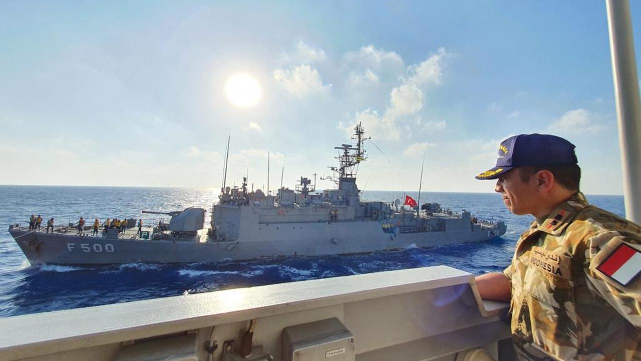 Pererat Persahabatan, KRI Sultan Hasanuddin-366 Gelar Latihan Bersama Kapal Perang Turki.