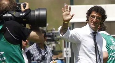 Juventus&#039; new coach Ciro Ferrara waves to supporters prior his team&#039;s serie A match against Siena on May 24, 2009 at Artemio Franchi stadium in Siena. AFP PHOTO/FABIO MUZZI