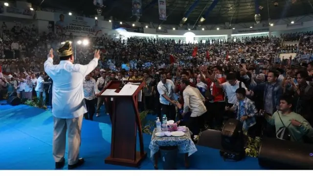 Makna Tanjak Melayu, Penutup Kepala yang Dikenakan Prabowo Subianto Saat di Riau.  foto: Instagram @prabowo