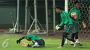 Penjaga gawang Timnas Indonesia U-22 saat melakukan latihan uji lapangan di Stadion Patriot Candrabhaga, Bekasi, Selasa (4/4). Timnas Indonesia U-22 akan melawan Persija pada Rabu (5/4). Liputan6.com/Helmi Fithriansyah)