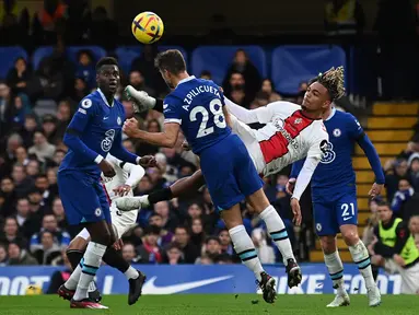 Bek Chelsea, Cesar Azpilicueta terluka saat ditendang oleh penyerang Southampton, Sekou Mara yang mencoba tendangan salto selama pertandingan lanjutan Liga Inggris di Stamford Bridge di London (18/2/2023). Dipertandingan ini, Chelsea takluk atas Southampton dengan skor 1-0.  (AFP/Glyn Kirk)