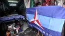 Pekerja menunjukkan bendera salah satu partai politik yang telah selesai dibuat di Percetakan Andalas Jaya, Jakarta, Rabu (2/1). Pedagang mengaku pemesanan naik hingga 60 persen dari bulan biasa. (Merdeka.com/Iqbal Nugroho)