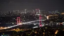 Pemandangan malam Jembatan Martir 15 Juli atau yang lebih dikenal dengan Jembatan Bosphorus di Istanbul, Turki, Jumat (24/8). Selat Bosphorus memisahkan Turki bagian Eropa dengan Turki bagian Asia. (OZAN KOSE/AFP