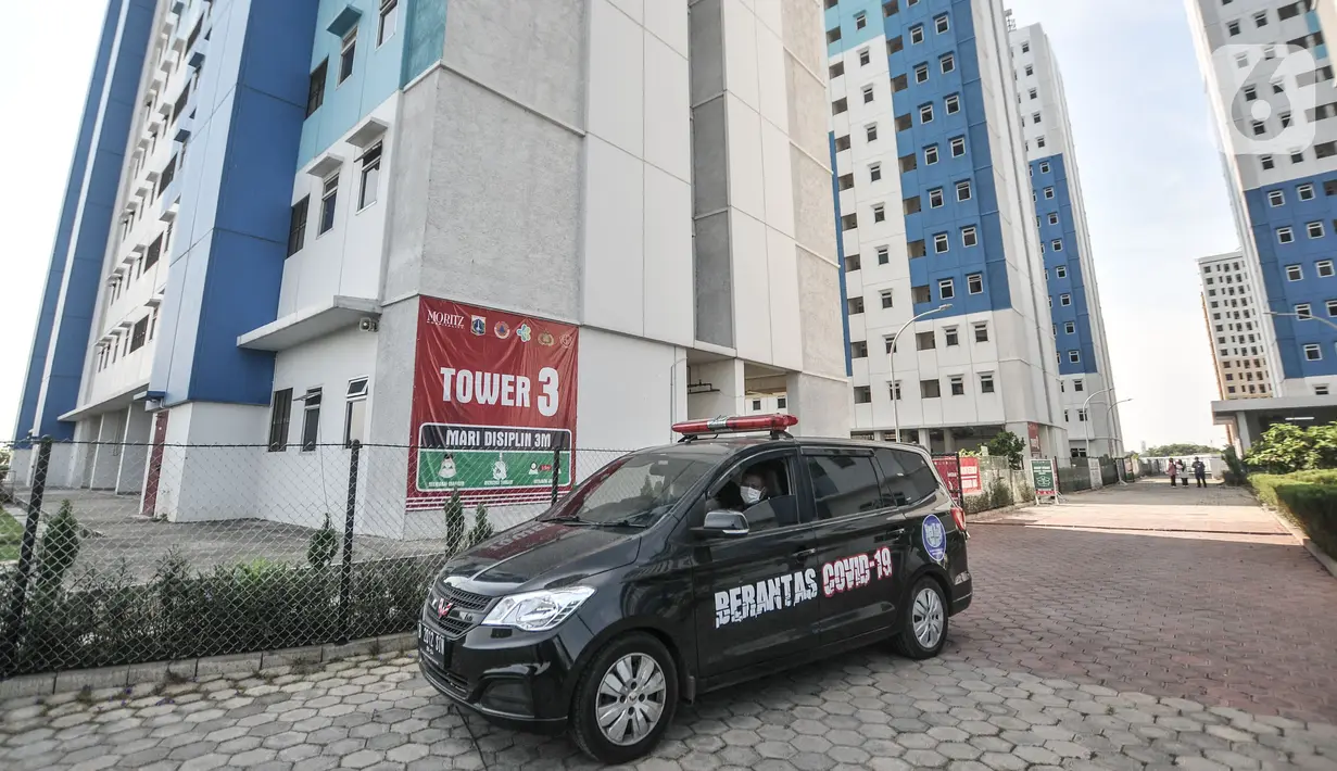 Kendaraan petugas melintas di depan tower 3 Rusun Nagrak Cilincing, Jakarta, Rabu (1/9/2021). Sebelumnya, Pemprov DKI Jakarta memfungsikan dua rusun teresebut sebagai tempat isolasi pasien Covid-19 akibat melonjaknya pasien di RSDC Wisma Atlet Kemayoran pada Juni lalu. (merdeka.com/Iqbal S. Nugroho)