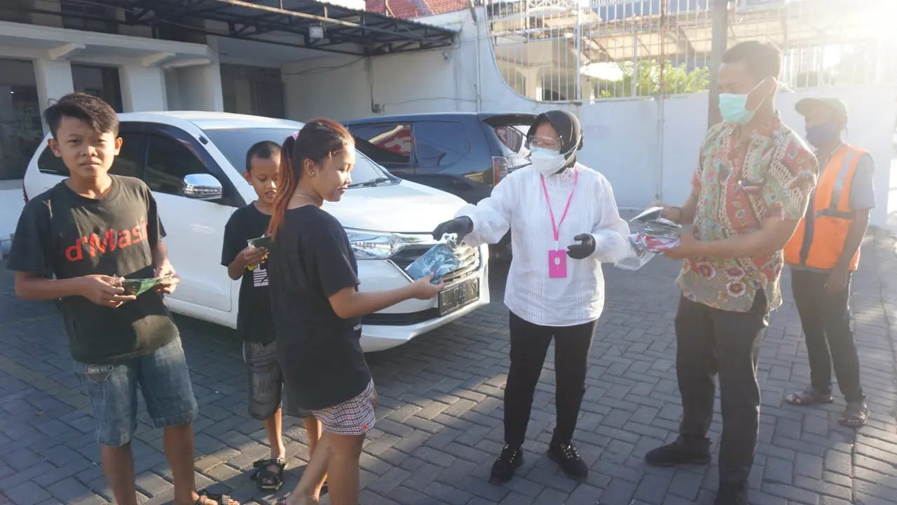 Momen Tri Rismaharini Sidak Masker di Jalanan