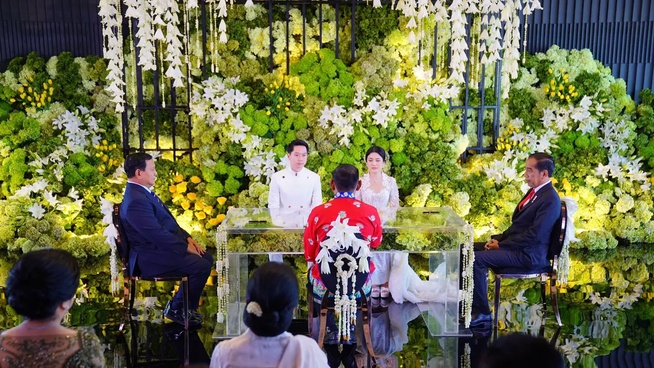 Presiden Joko Widodo atau Jokowi dan Menteri Pertahanan Prabowo Subianto menjadi saksi dalam momen pengesahan pernikahan Kevin Sanjaya dan Valencia Tanoesoedibjo di Park Hyatt, Jakarta, Sabtu (15/4/2023) (Tim Media Prabowo Subianto)