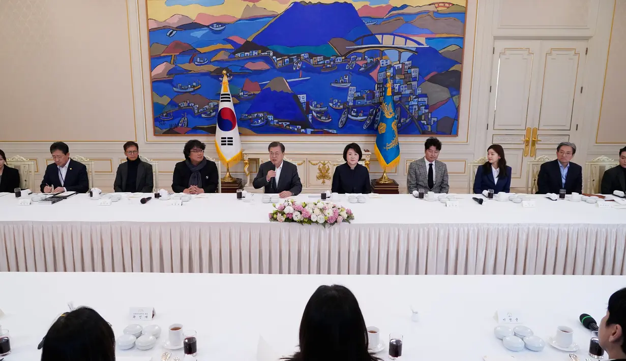 Presiden Korea Selatan Moon Jae-in mengundang sutradara Bong Joon Ho dan pemain serta tim film Parasite untuk makan siang di Blue House, Seoul, Kamis (20/2/2020). Presiden Moon mengundang Sutradara Bong Joon Ho dan seluruh tim untuk merayakan kemenangan Parasite di Oscar 2020. (KIM HONG-JI/AFP)
