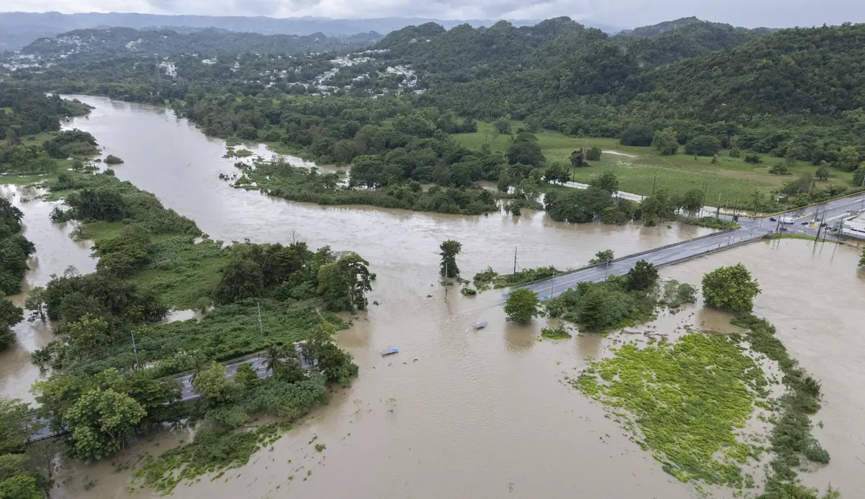 Lebih dari 700.000 pelanggan listrik di Puerto Rico berada dalam kegelapan setelah Badai Tropis Ernesto membawa hujan lebat dan angin kencang, kata para pejabat. (AP Photo/Alejandro Granadillo)