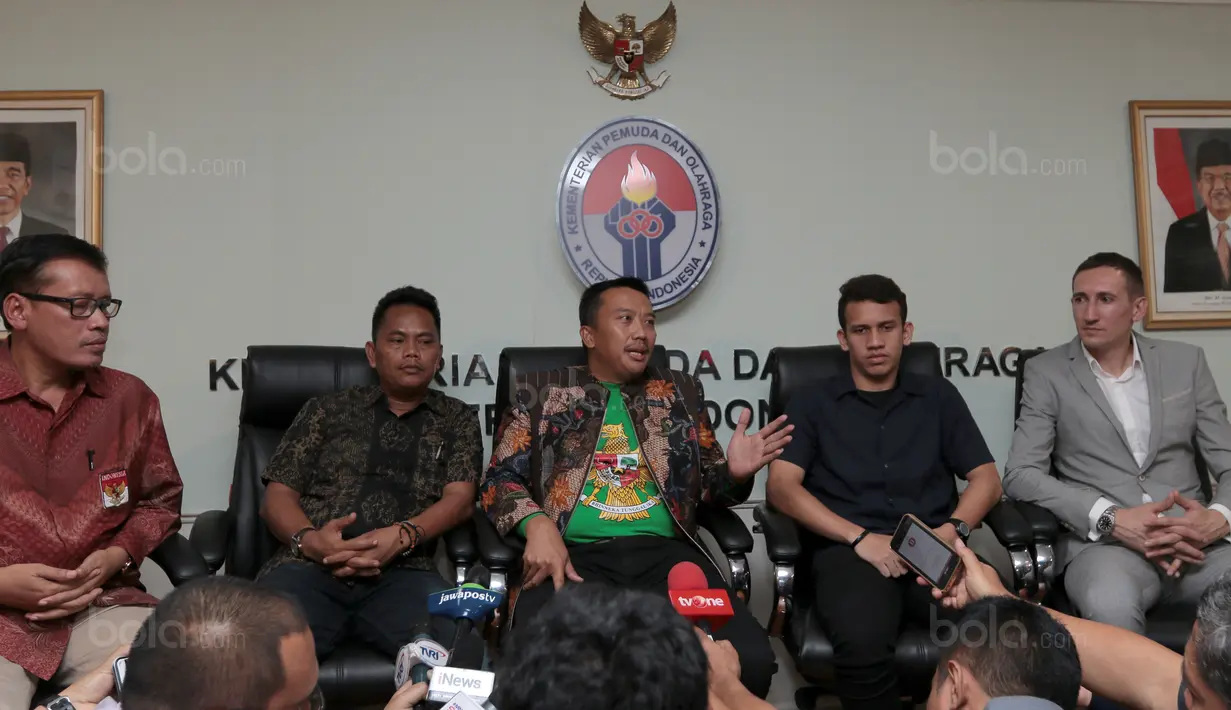 Menpora, Imam Nahrawi (tengah) memberikan keterangan usai bertemu Egy Maulana Vikri di Kementrian Pemuda dan Olahraga, Jakarta, (5/1/2018). Egy Maulana memiliki peluang bermain di Eropa tahun 2018. (Bola.com/Nicklas Hanoatubun)