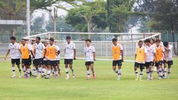 Mengangkat gawang bisa menjadi momen memperat kedekatan antar pemain sekaligus membangun kebersamaan dalam tim. (Bola.com/Abdul Aziz)