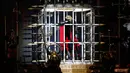 Sebelumnya, Madonna baru saja selesai menggelar konsernya di AccorHotels Arena dalam rangka tur keliling dunia Rebel Heart Tour, Paris, 9 Desember 2015. (FRANCOIS GUILLOT/AFP)