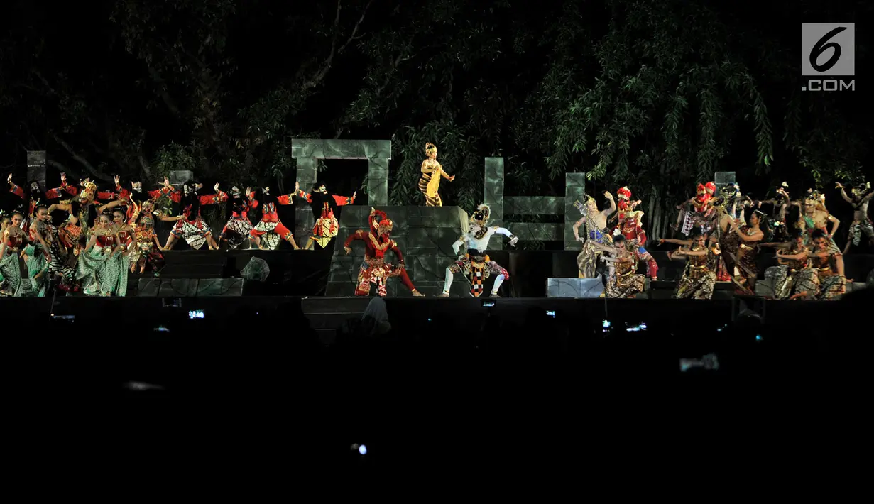 Seniman mementaskan Sendratari Ramayana dengan lakon “Shinta Obong” di Benteng Vastenburg, Solo, Jawa Tengah, Sabtu (8/6/2019). Pementasan wayang orang tersebut digelar secara gratis oleh Pemkot Surakarta mulai 7 hingga 9 Juni 2019. (merdeka.com/Iqbal Nugroho)