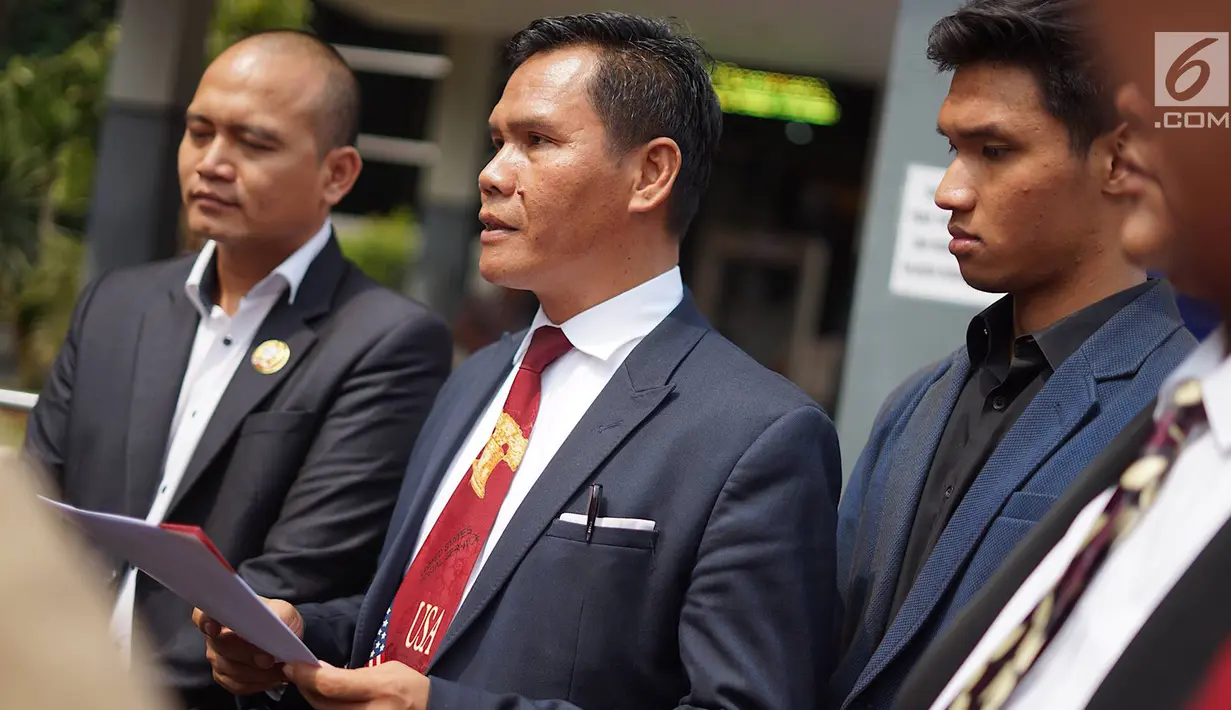 Tim Pembela Kehormatan Profesi Advokat menyampaikan keterangan terkait dugaan penghinaan yang dilakukan Nikita Mirzani di Polda Metro Jaya, Jakarta, Kamis (4/7/2019). Laporan bermula dari tindakan Nikita yang diduga menghina profesi Advokat melalui akun instagramnya. (Liputan6.com/Immanuel Antonius)