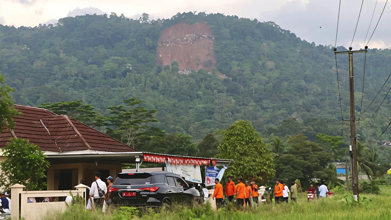 Longsor di Tebing Bukit Gapuas