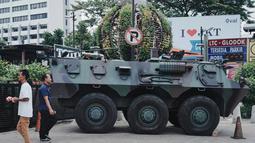 Pada Senin (1/9/2025), beberapa personel TNI berserta kendaraan taktis terlihat memperketat penjagaan di berbagai titik strategis dan utama di Jakarta. (AP Photo/Tatan Syuflana)