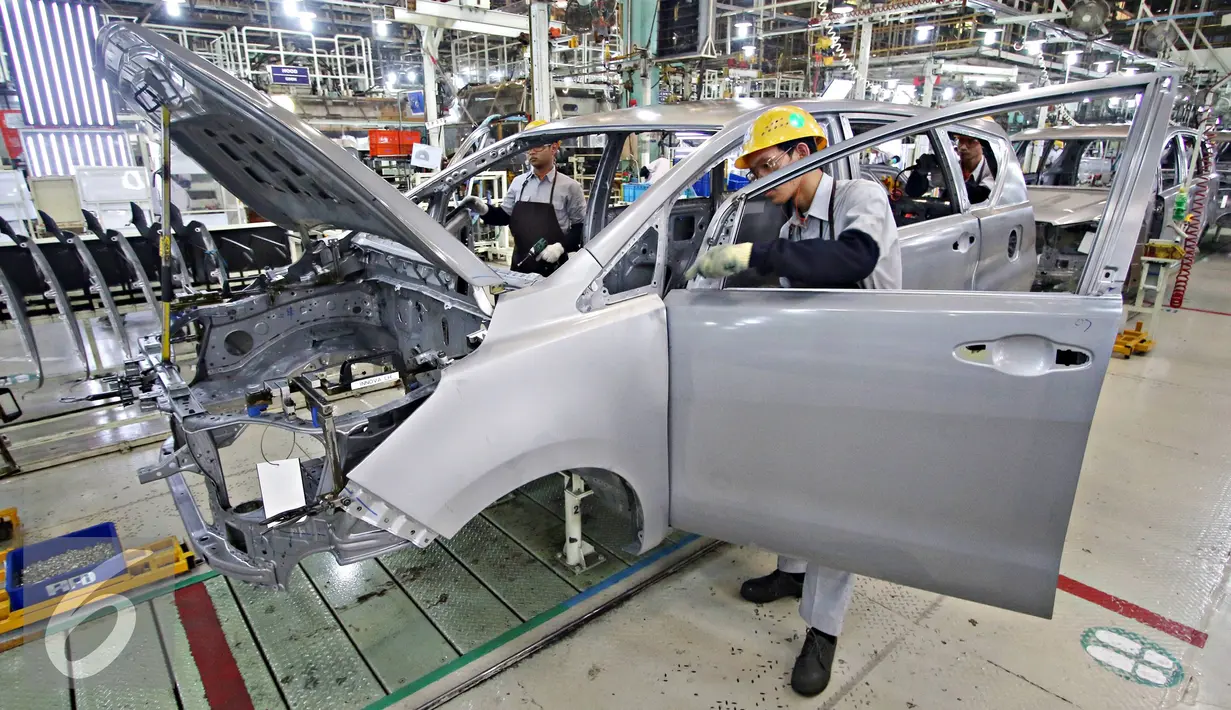 Pekerja menyelesaikan pembuatan mobil Kijang Innova pabrik Karawang 1 PT Toyota Motor Manufacturing Indonesia, Jawa Barat, Selasa (26/1). Pabrik ini memproduksi Kijang Innova serta Fortuner mencapai 130.000 unit pertahun. (Liputan6.com/Immanuel Antonius)
