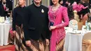 Bersama sang suami, Kaesang, Erina tampil dengan kebaya brokat pink fuschia yang memiliki akses payetan warna putih dipadukan selendang warna serasi dan kain batik sebagai bawahannya. [@erinagudono]