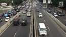 Kendaraan melintasi jalan layang non tol (JLNT) Kampung Melayu-Tanah Abang, Jakarta, Jumat (2/2). Bertambahnya jumlah kendaraan setiap harinya juga menjadi pemicu kemacetan di JLNT tersebut. (Liputan6.com/Immanuel Antonius)