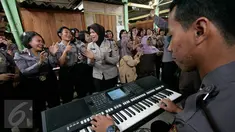 Sejumlah Polwan berjoget bersama saat bakti sosial pengobatan gratis di Pasar Cebongan,Sleman, (25/8). Bakti sosial di selanggarakan oleh Polres Sleman untuk menyambut HUT Polwan ke 68.  (Boy Harjanto)