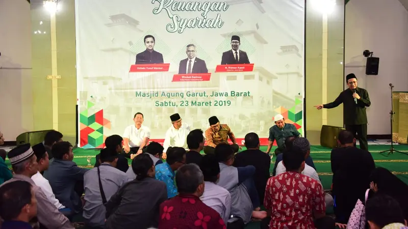 Komisoner OJK bersama Gubernur Jawa Barat Ridwan Kamil sosialisasi mengenai literasi keuangan di Garut