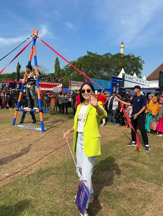 Tampil dengan gaya makeup tipis dan natural, penampilan Ririn Dwi Ariyanti memang selalu terlihat menarik. Gaya berpakaiannya juga semakin stylish. Wanita yang dikenal memiliki rambut panjang nan indah ini tampak selalu tersenyum ramah meski panas-panasan saat menyapa penggemarnya. (Liputan6.com/IG/@ririndwiariyanti)