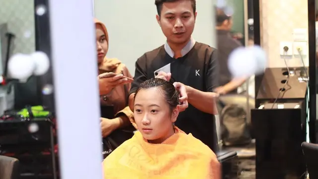 [Bintang] Cegah Rontok, Jangan Cuci Rambut Pakai Air Hangat