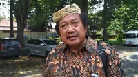 Filolog Cirebon Rafan S. Hasyim menyatakan Situs Sultan Matangaji masuk dalam cagar budaya dan bisa dijerat hukum. Foto (Liputan6.com / Panji Prayitno)