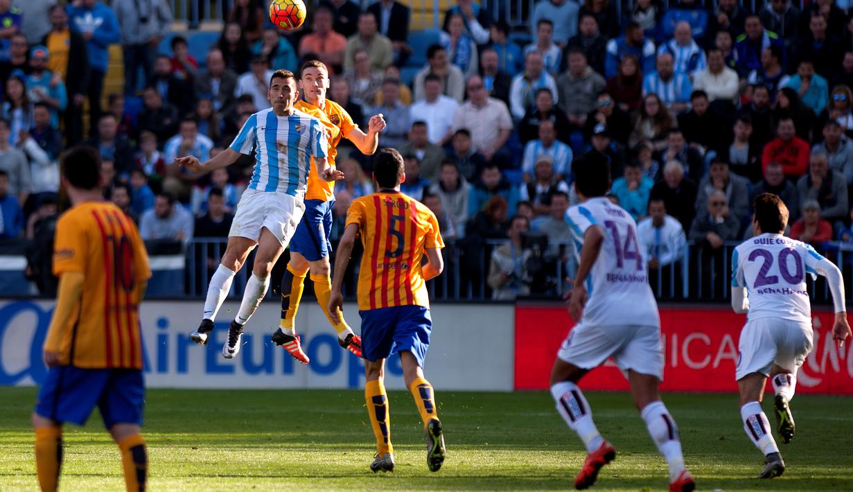 Pemain Malaga, Charles Dias de Oliveira (kiri atas) berebut bola dengan pemain Barcelona, Thomas Vermaelen, dalam laga La Liga Spanyol di Stadion La Rosaleda, Malaga, Sabtu (23/1/2016). (AFP/Jorge Guerrero)
