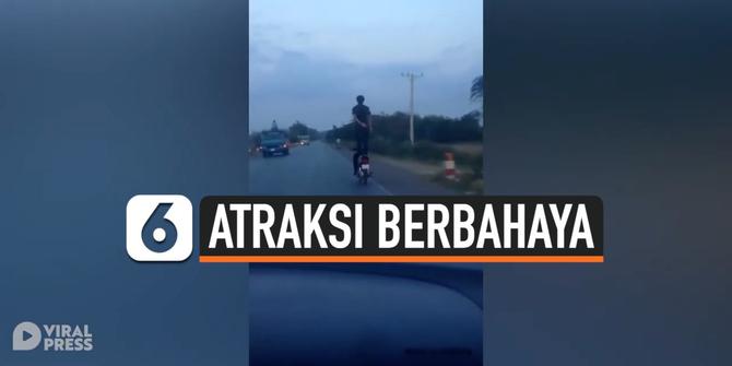 VIDEO: Atraksi Berbahaya Pria di Jalan, Kendarai Motor Sambil Berdiri
