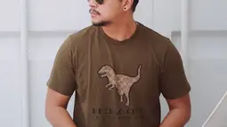 Menghadirkan brewok dan kumis, Deva Mahenra yang sekarang tampak lebih manly dan makin terlihat dewasa. (FOTO: instagram.com/devamahenra/)