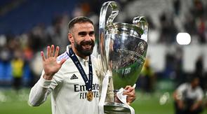 Bek kanan asal Spanyol berusia 32 tahun, Dani Carvajal yang kini tengah menjalani musim ke-12 bersama Real Madrid tercatat telah mengoleksi 26 trofi bareng Los Blancos, termausk 4 trofi La Liga dan 6 trofi Liga Champions. Hingga kini, produk asli akademi Real Madrid yang sempat membela Bayer Leverkusen selama semusim pada 2012/2013 total telah bermain dalam 417 laga di semua kompetisi. (AFP/Anne-Christine Poujoulat)
