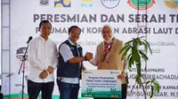 Koordinator Bidang TJSL Peruri, Tupar secara simbolis menyerahkan bantuan Program Penanaman Pohon untuk Lingkungan Desa Cemarajaya kepada Bupati Karawang, dr. Cellica Nurrachadiana.