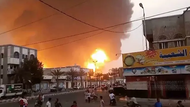 Asap dan api membubung dari sebuah lokasi di kota pelabuhan Hodeidah, Yaman, pada Sabtu, 20 Juli 2024, setelah serangan Israel. (AP)