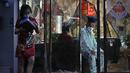 Pekerja di salon kecantikan menunggu pelanggan di Beijing (24/5/2022). Beijing memperpanjang perintah bagi pekerja dan pelajar untuk tinggal di rumah dan memerintahkan pengujian massal tambahan pada Senin ketika kasus COVID-19 meningkat di ibu kota China. (AP Photo/Ng Han Guan)
