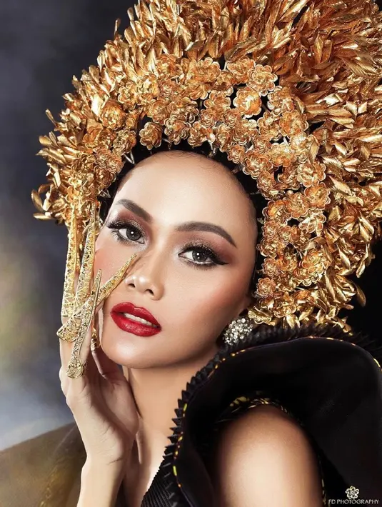 Tampil dengan riasan mata bold dan lipstik merah, pesona Aurra Kharisma begitu terpancar. Tak heran jika dirinya dipuji publik usai membawa nama Indonesia di kontes kecantikan internasional. (Liputan6.com/IG/@aurrakharishma)