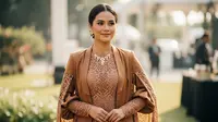 Long Dress Brokat Cokelat Latte Model Cape Dress + Outer Satin Bronze/Long Dress Brokat Kombinasi Outer Satin Lengan Balon (Sumber: gemini.com)