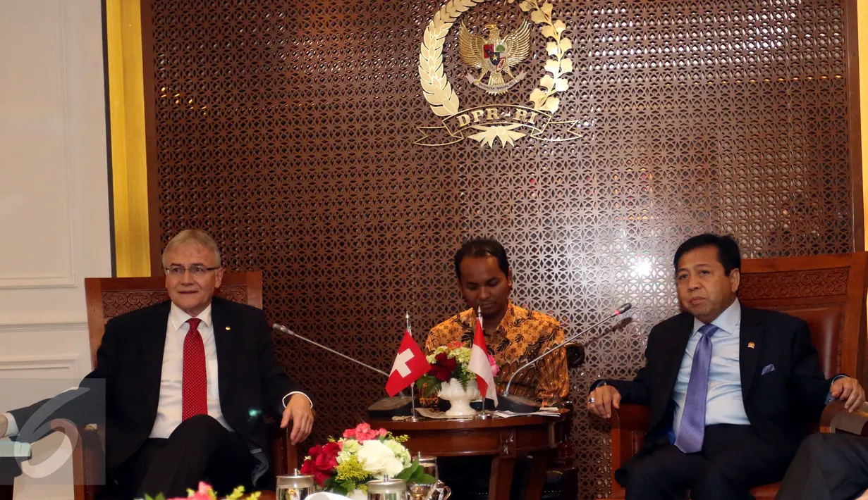 Ketua DPR Setya Novanto (kanan) bersama Ketua Senat Swiss Claude Heche (kiri) yang mengunjungi Kompleks Parlemen Senayan, Jakarta, Rabu (18/11/2015). Pertemuan membahas hubungan antara Indonesia-Swiss.(Liputan6.com/JohanTallo)