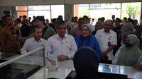 Menteri Ketenagakerjaan RI Yassierli meninjau langsung proses penyaluran BSU di Kota Makassar, Sulawesi Selatan.