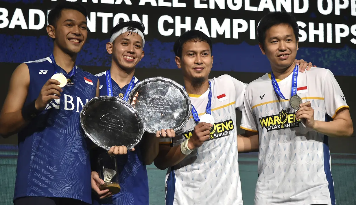 Pebulu tangkis ganda putra Indonesia Fajar Alfian (kiri) dan Muhammad Rian Ardian (kedua kiri) berpose dengan medali dan trofinya bersama rekan senegaranya Hendra Setiawan (kanan) dan Mohammad Ahsan (kedua kanan) usai final All England 2023 di Utilita Arena Birmingham, Inggris, Minggu (19/3/2023). (AP Photo/Rui Vieira)