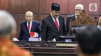 Ketua Majelis Kehormatan Mahkamah Konstitusi (MKMK) Jimly Asshiddiqie (tengah) bersama anggota Wahiduddin Adams (kiri) dan Bintan R. Saragih (kanan) memimpin jalannya sidang putusan dugaan pelanggaran etik terhadap hakim Mahkamah Konstitusi (MK) di Mahkamah Konstitusi, Jakarta, Selasa (7/11/2023). (Liputan6.com/Angga Yuniar)