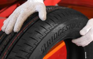 Ilustrasi pengecekan kondisi ban mobil. (dok. Bridgestone)