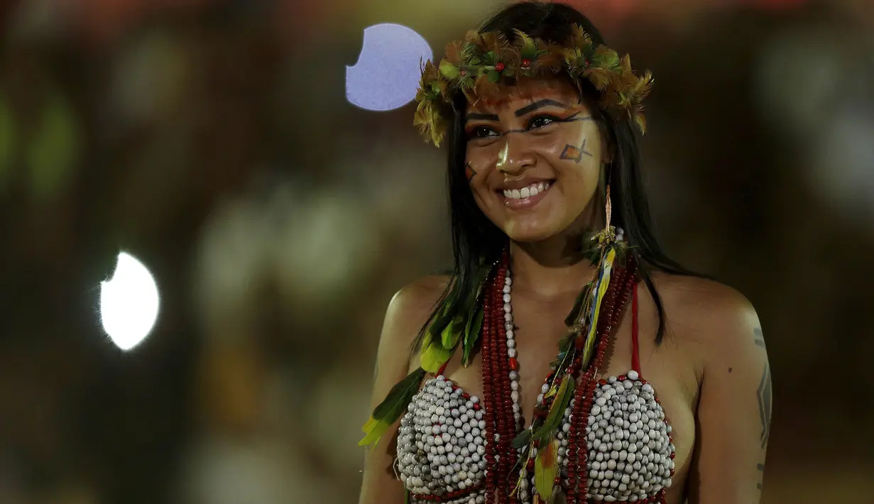 Seorang wanita adat atau pribumi berpose saat mengikuti parade Kecantikan Adat Internasional dalam Olimpiade bagi masyarakat adat dunia di, Palmas, Brasil, Sabtu (24/10/2015).  Kejuaraan ini digelar 18-27 September nanti. (REUTERS/Ueslei Marcelino)