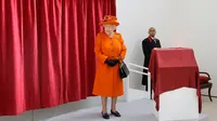 Ratu Inggris Elizabeth II menunggu untuk menyingkap lukisan Joshua Reynolds di Royal Academy of Arts di London (20/3). Seniman Reynolds sendiri adalah pendiri dan presiden pertama Royal Academy of Arts. (AP Photo / Alastair Grant, Pool)